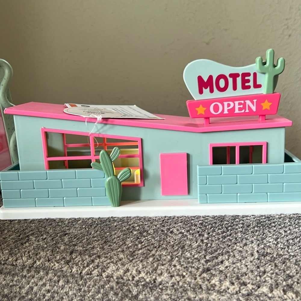 DECOR: Mid-century mod motel with light